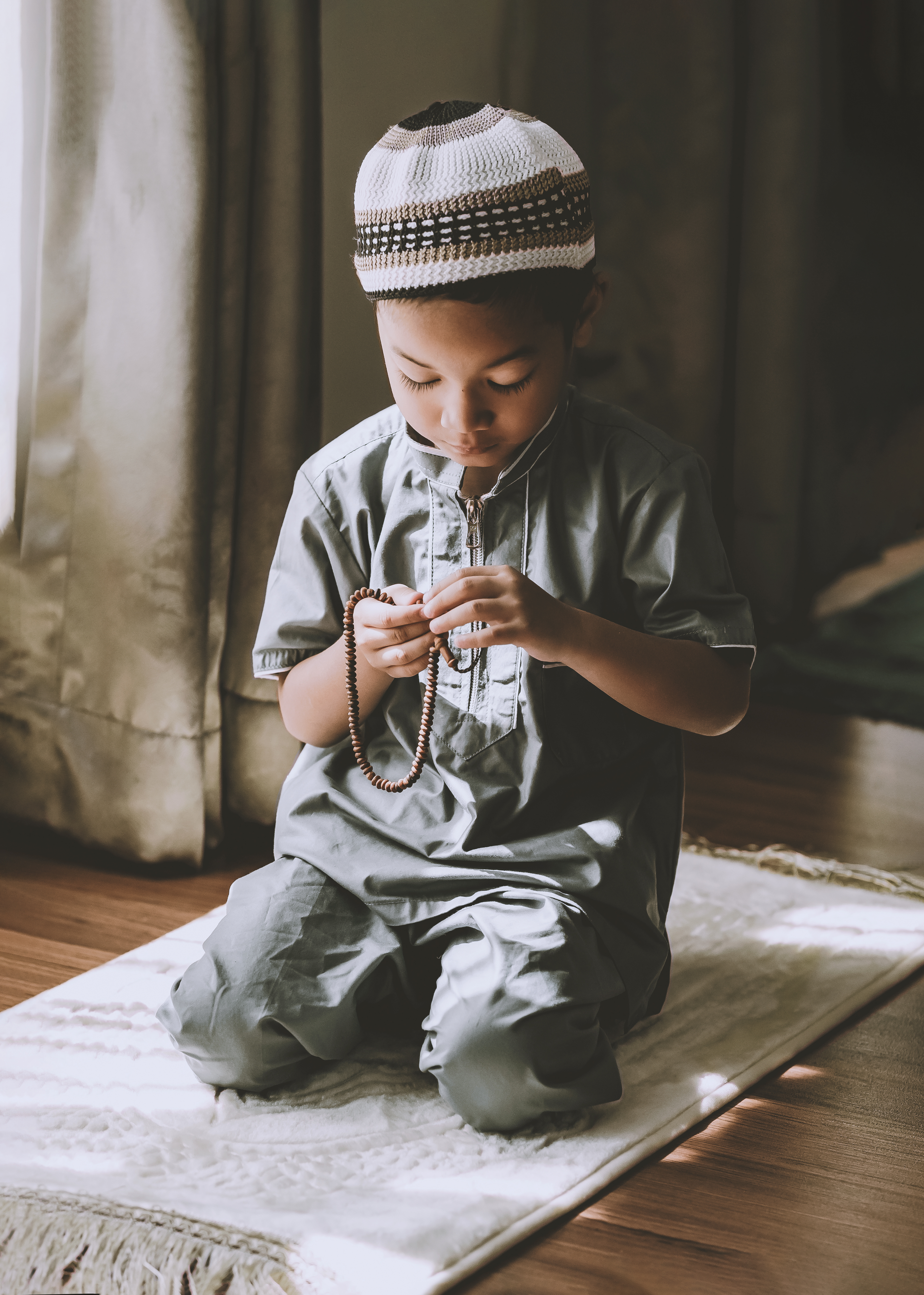 Child Praying - Roohani Ilaj